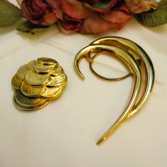 Vintage JERI-LOU Gold Dress Clips: 1960s Swirl & Disk Yellow Gold Scarf Clips - Picture 8 of 15
